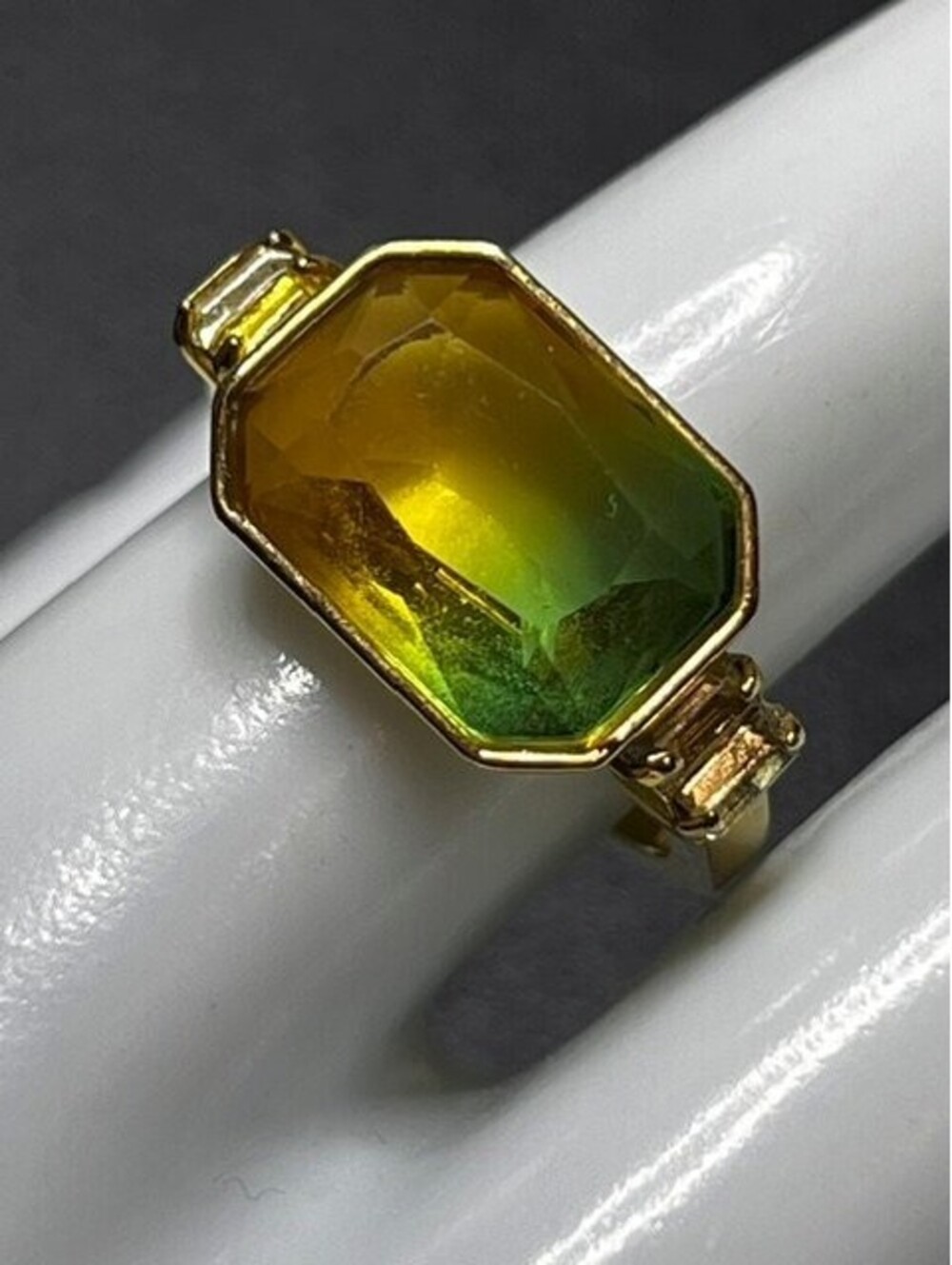 B6252 J.CREW Cocktail Ring Bi-Color Glass Stone Art Deco Gold Tone Baguette sz 8